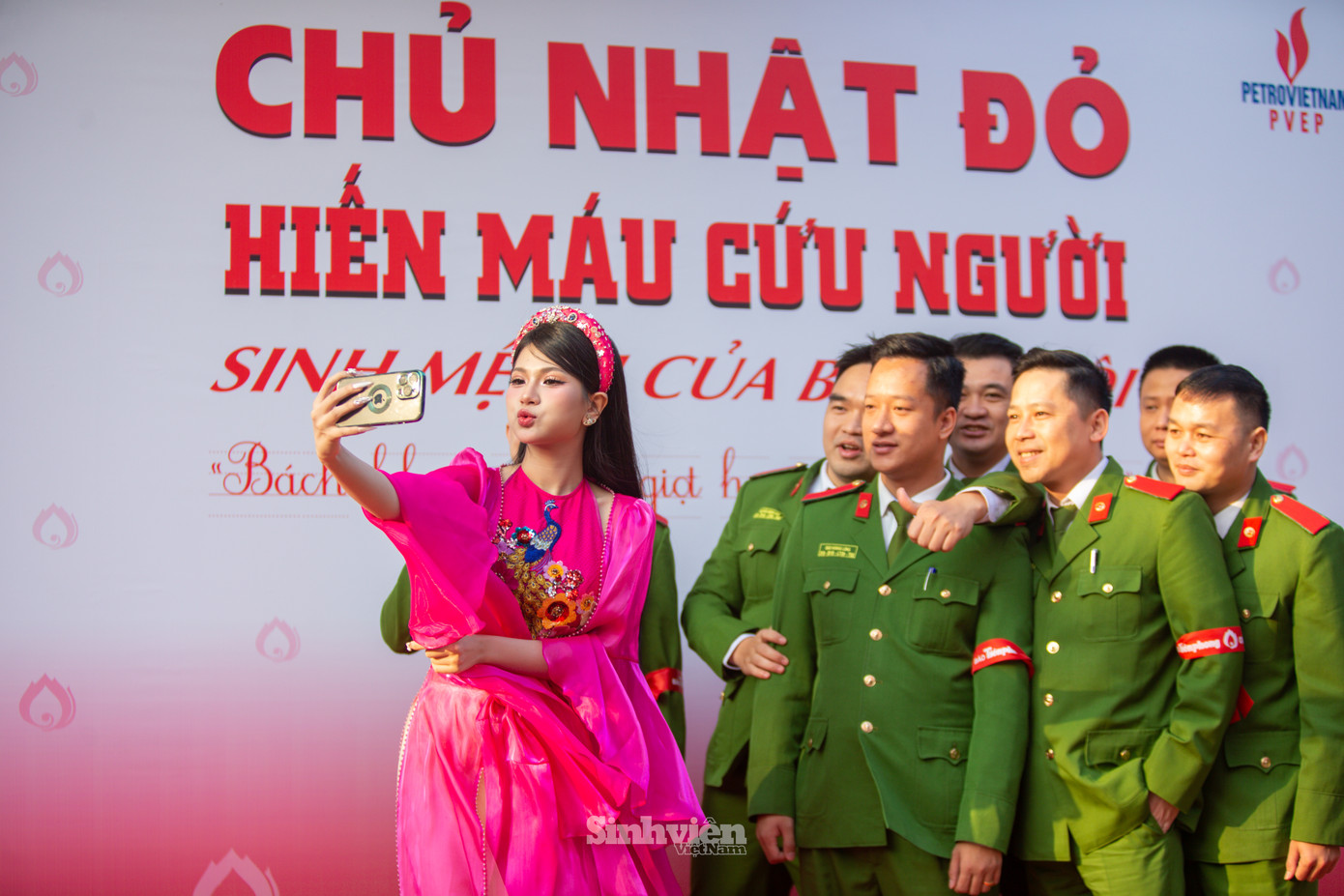 Ca sĩ An Thu An giao lưu cùng các học viên Học viện Cảnh sát Nhân dân.