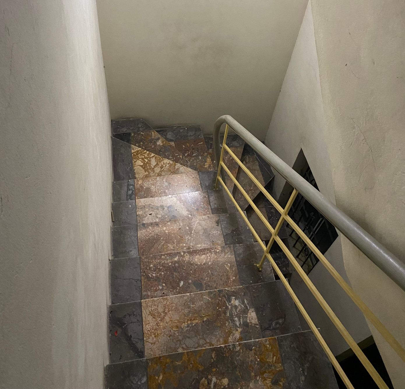 Chiếc cầu thang trong nhà cũng rất hẹp và tối.