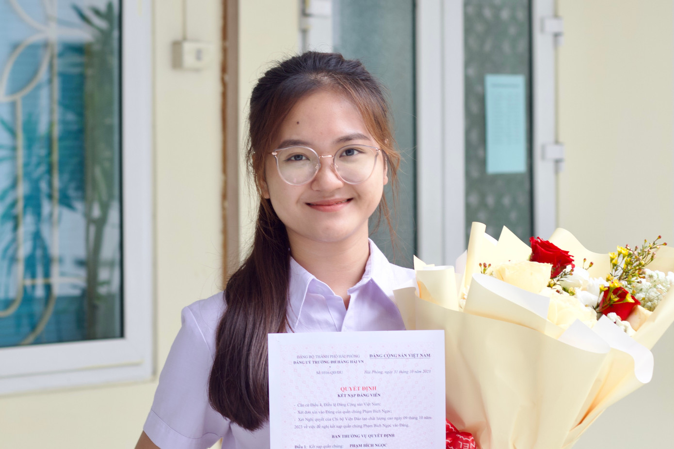 Ngọc trong ngày nhận quyết định Kết nạp Đảng viên. Ngọc trong ngày nhận quyết định Kết nạp Đảng viên.