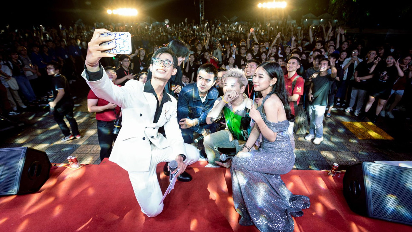 Đại Dương là MC tại Đại nhạc hội sinh viên năm nhất. Đại Dương là MC tại Đại nhạc hội sinh viên năm nhất.