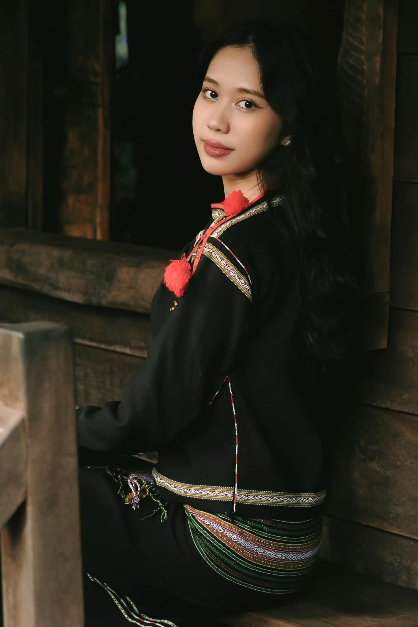 H’ Uyên Niê khoác lên mình trang phục truyền thống Ê đê, tự hào giữ gìn và tôn vinh nét đẹp văn hóa dân tộc.