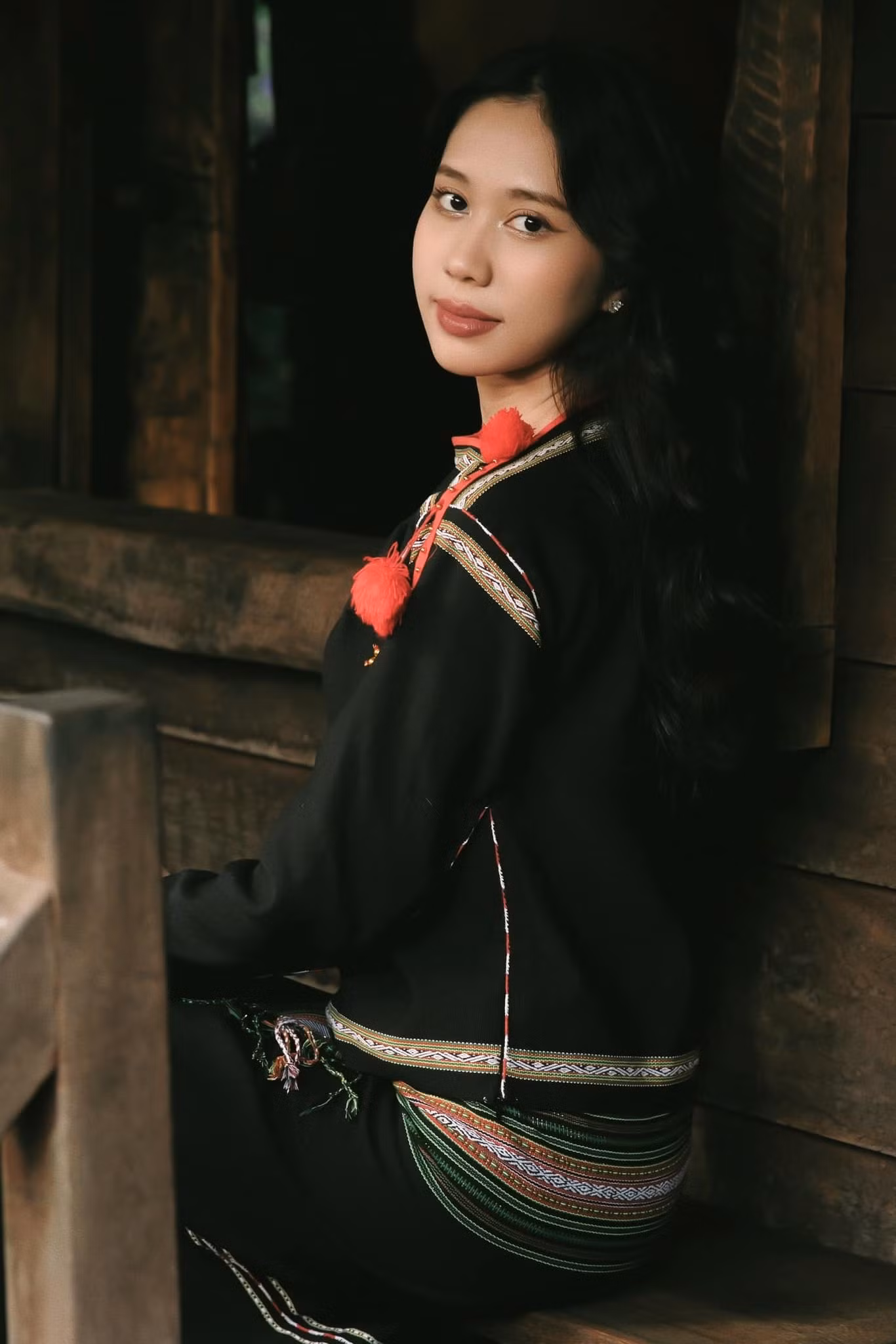 H’ Uyên Niê khoác lên mình trang phục truyền thống Ê đê, tự hào giữ gìn và tôn vinh nét đẹp văn hóa dân tộc.