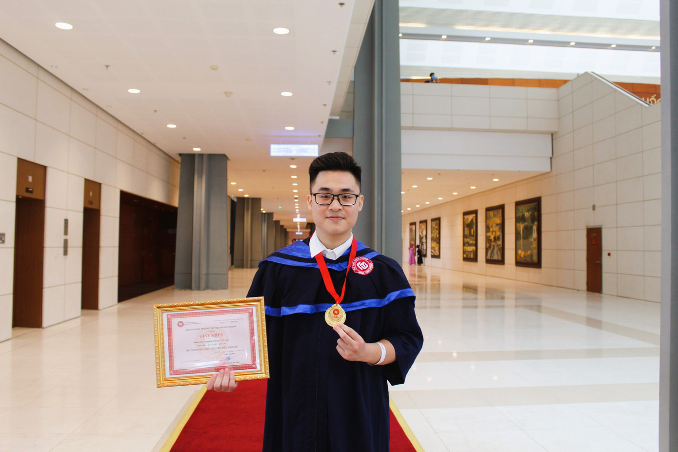 Việt Anh kết thúc thời sinh viên bằng Danh hiệu Sinh viên tiêu biểu toàn khóa, cùng với đó là vị trí Á khoa chuyên ngành CLC Kinh tế quốc tế của Trường Đại học Ngoại thương. Việt Anh kết thúc thời sinh viên bằng Danh hiệu Sinh viên tiêu biểu toàn khóa, cùng với đó là vị trí Á khoa chuyên ngành CLC Kinh tế quốc tế của Trường Đại học Ngoại thương.