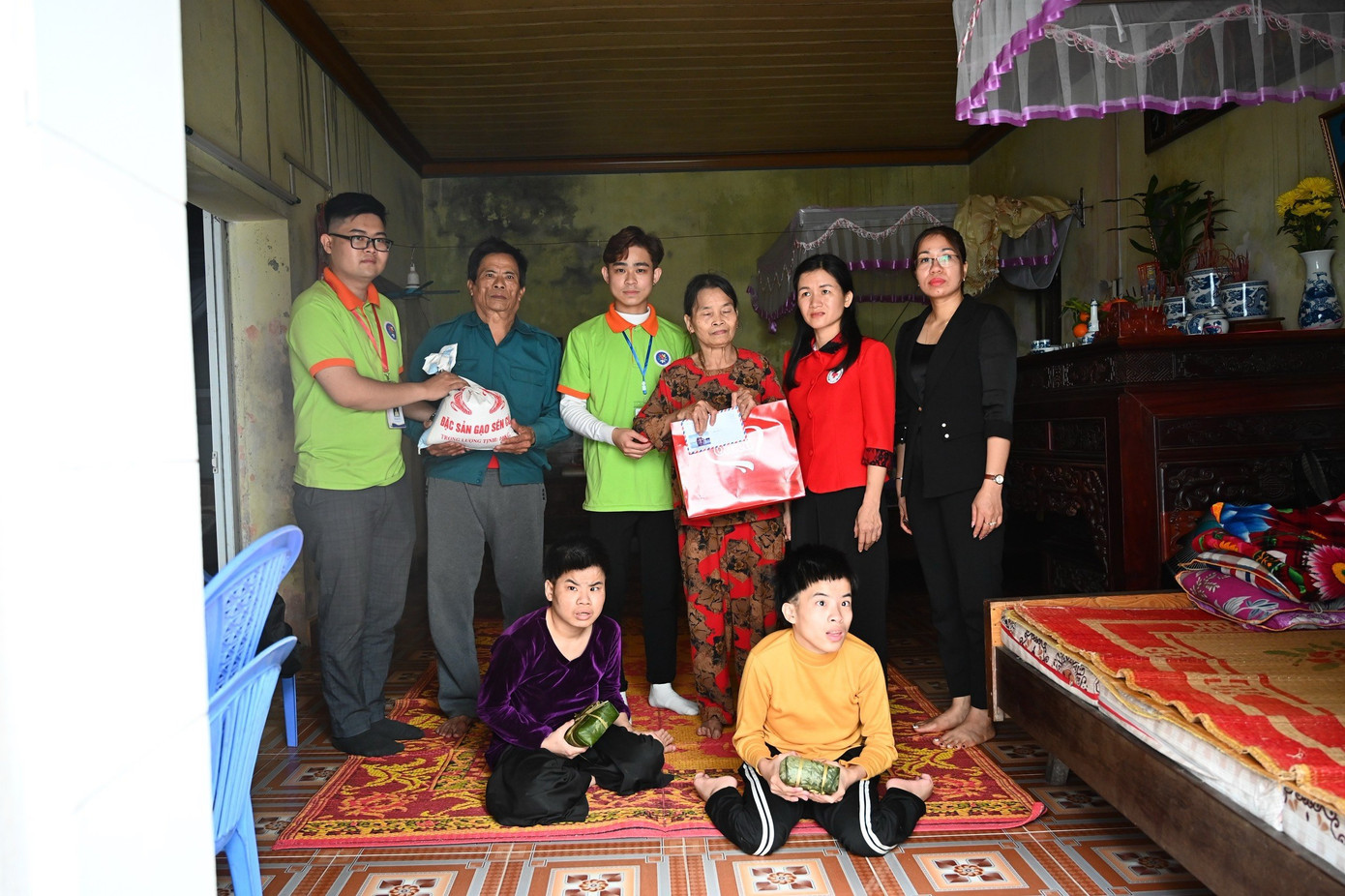 Mạnh thực hiện chương trình tình nguyện bữa cơm tình nghĩa, tặng quà cho các hoàn cảnh khó khăn.