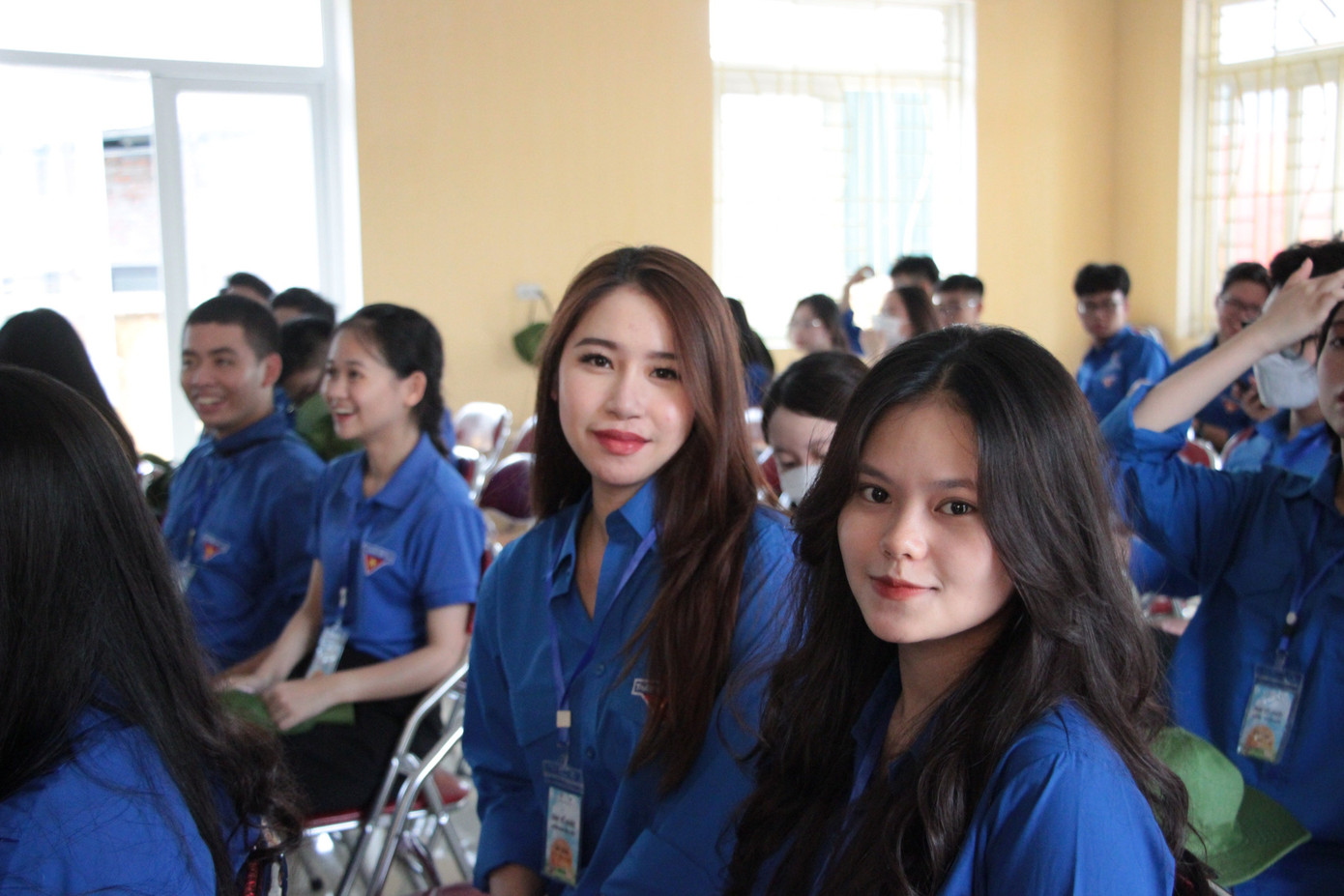 Nữ sinh cùng đồng đội là BTC chương trình Gom nắng gửi yêu thương 2022 tại tỉnh Yên Bái. Nữ sinh cùng đồng đội là BTC chương trình Gom nắng gửi yêu thương 2022 tại tỉnh Yên Bái.