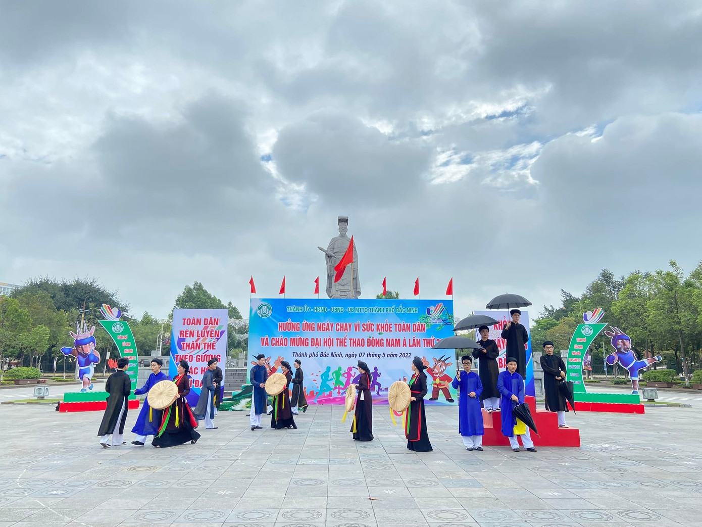 Quang Huy trong buổi tham gia biểu diễn cho cuộc thi “Tiếng hát Dân ca Quan họ dành cho học sinh phổ thông tỉnh Bắc Ninh”.