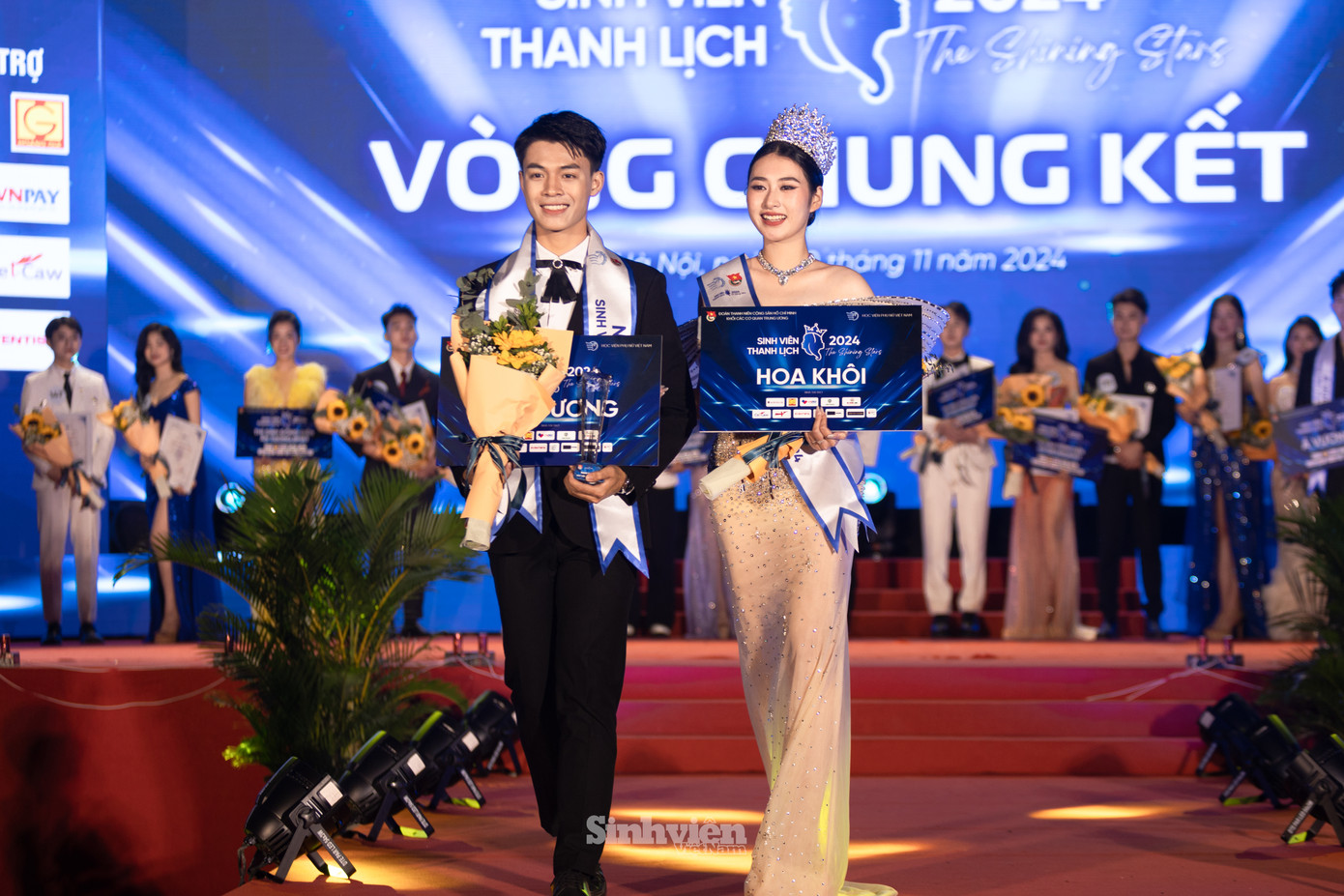 Khoảnh khắc tân Nam vương và tân Hoa khôi Sinh viên Thanh lịch 2024 bước những bước đầu tiên trong &apos;cương vị&apos; mới.