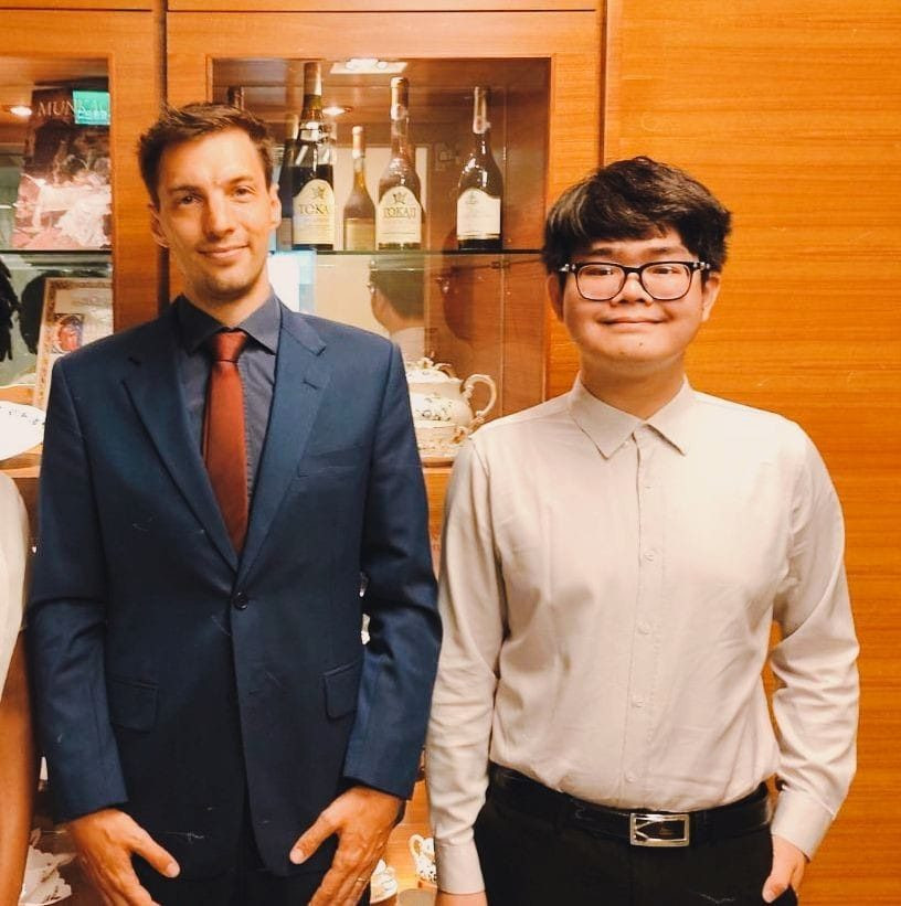 Khoa rất vinh dự khi mới đây được tuyển vào vị trí thực tập tại European Values Center for Security Policy.