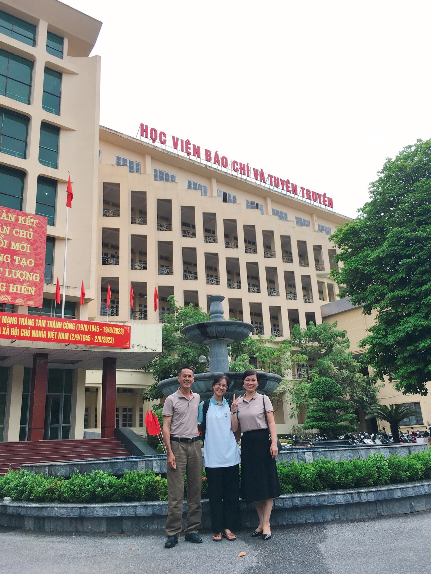 Nữ sinh cùng bố mẹ trong ngày đầu tiên đến AJC.