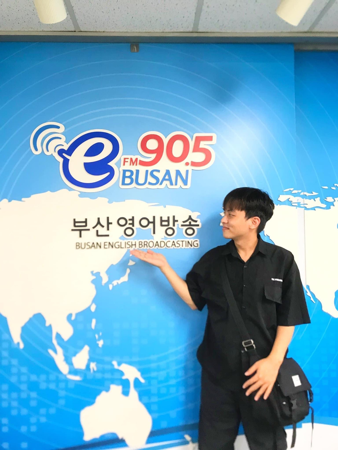 Kỳ tham gia phỏng vấn với Đài Tiếng Anh Busan.