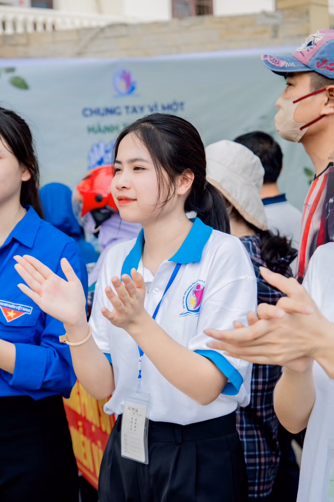 Khoảnh khắc Kiều Anh tham gia Tiếp Sức Mùa Thi cùng Hội cựu sinh viên Trường THPT Quế Võ số 2.