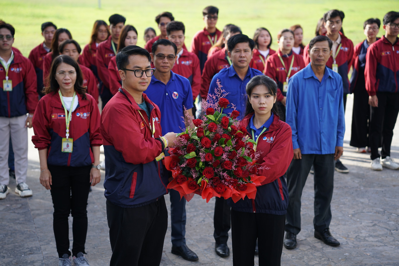 Đại diện dâng hoa tưởng niệm Chủ tịch Kaysone Phomvihane trong Chiến dịch Thanh niên tình nguyện hè tại Lào. Đại diện dâng hoa tưởng niệm Chủ tịch Kaysone Phomvihane trong Chiến dịch Thanh niên tình nguyện hè tại Lào.