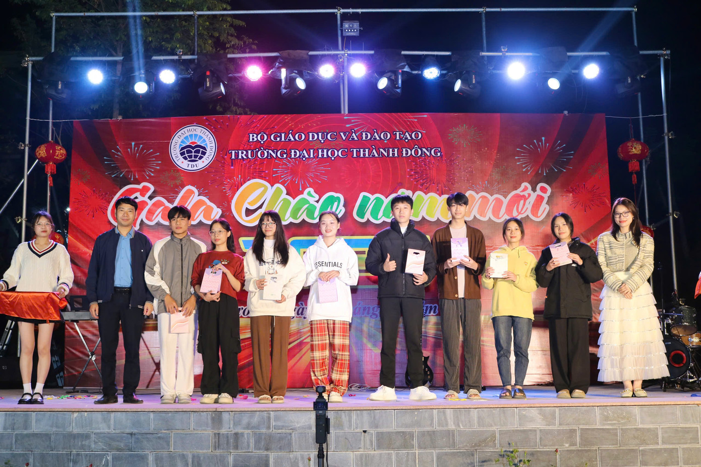 Hai đội thi xuất sắc nhận được quà từ Ban tổ chức chương trình. Hai đội thi xuất sắc nhận được quà từ Ban tổ chức chương trình.