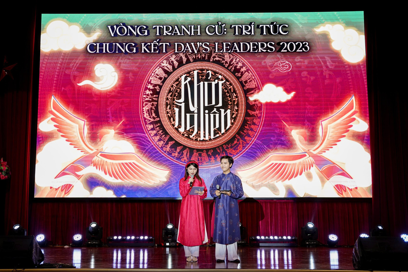 Trung Kiên dẫn chương trình tại sân khấu Hội trường lớn Bộ Ngoại giao. Trung Kiên dẫn chương trình tại sân khấu Hội trường lớn Bộ Ngoại giao.