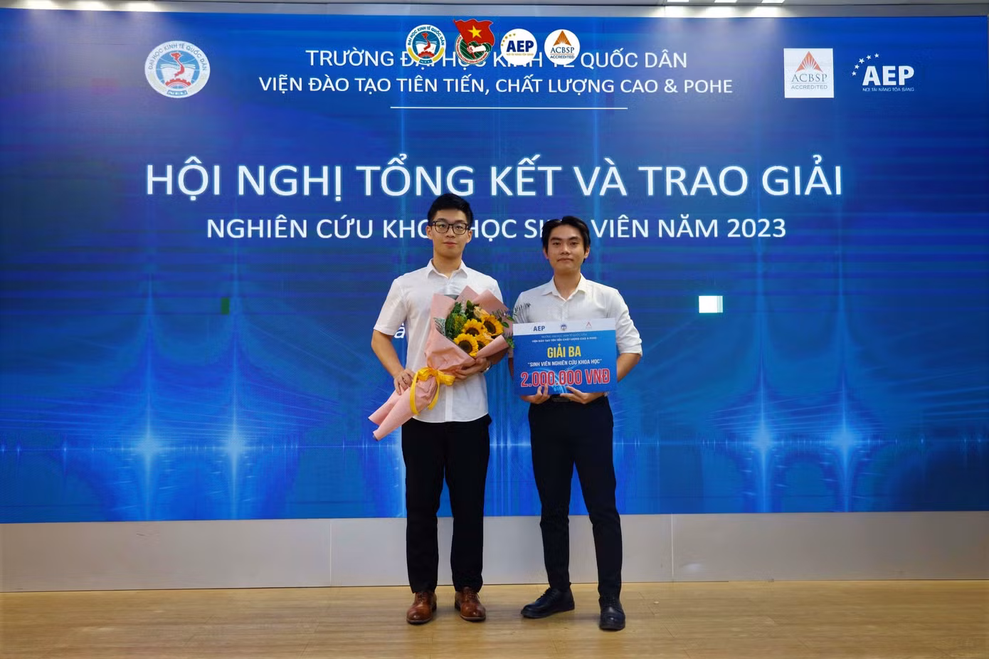 Kim chỉ nam của chàng trai trẻ là: “Cái quý nhất của con người là đời sống. Ðời người chỉ sống có một lần. Phải sống sao cho khỏi xót xa ân hận vì những năm tháng đã sống hoài, sống phí”.
