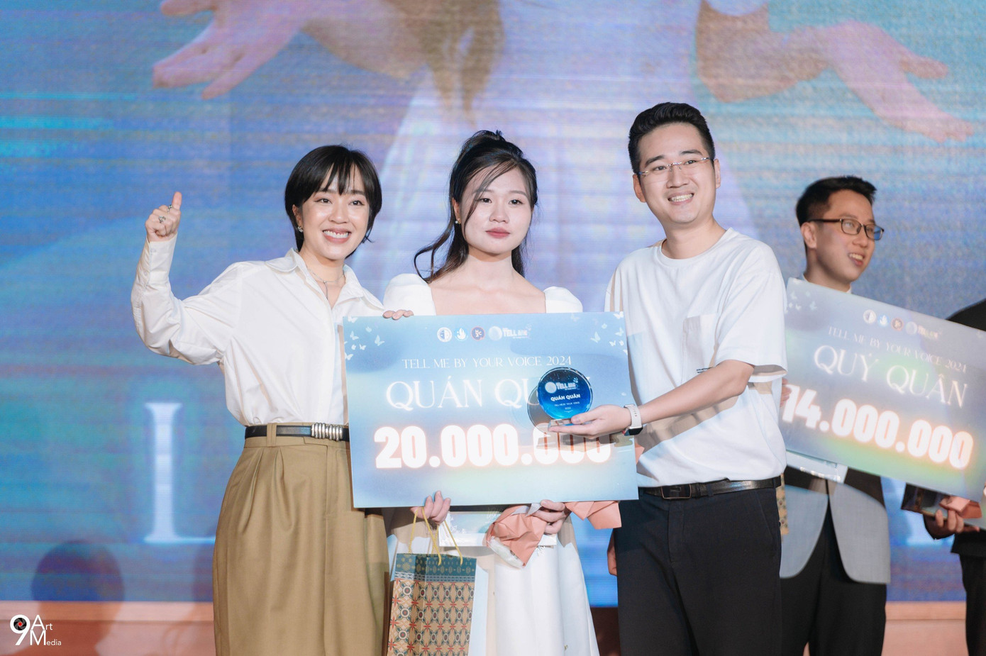 Lưu Hoài vỡ òa hạnh phúc khi nhận được giải thưởng như mong muốn.