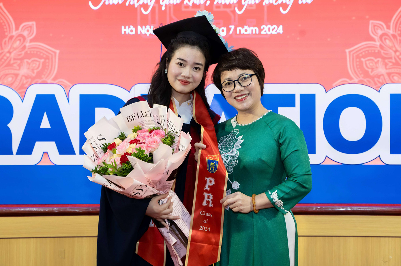 Yên Hoà chụp cùng cố vấn học tập (ảnh trong kỷ niệm bị thất lạc).