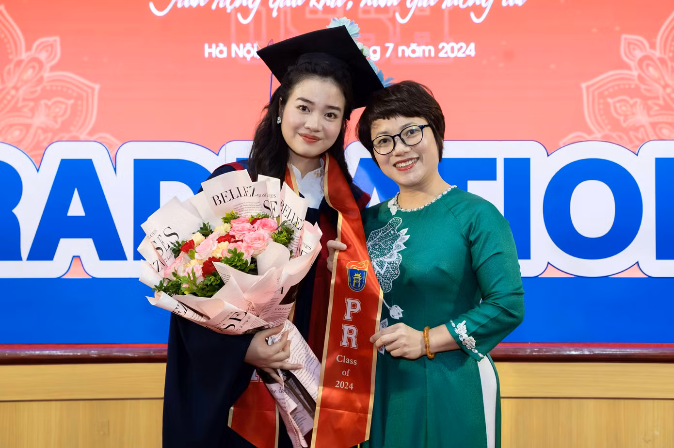 Yên Hoà chụp cùng cố vấn học tập (ảnh trong kỷ niệm bị thất lạc).