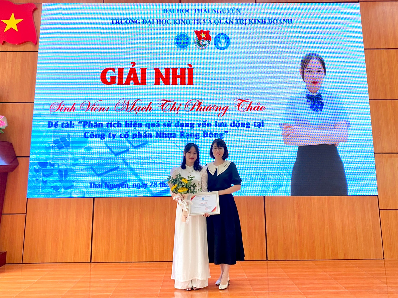Phương Thảo đạt giải Nhì cuộc thi “Sinh viên Nghiên cứu khoa học năm 2023” cùng Giảng viên hướng dẫn TS. Mai Thanh Giang. Phương Thảo đạt giải Nhì cuộc thi “Sinh viên Nghiên cứu khoa học năm 2023” cùng Giảng viên hướng dẫn TS. Mai Thanh Giang.