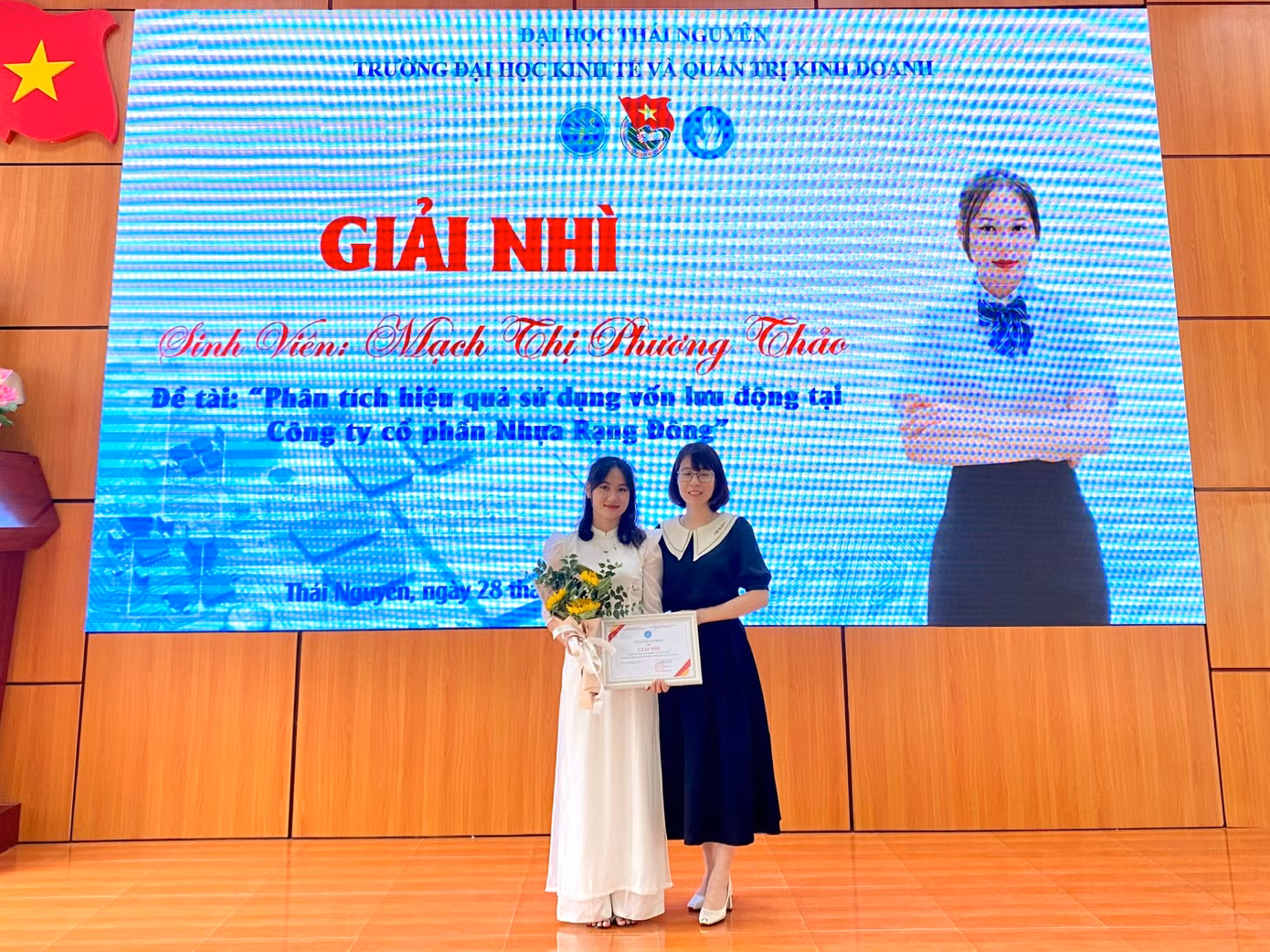 Phương Thảo đạt giải Nhì cuộc thi “Sinh viên Nghiên cứu khoa học năm 2023” cùng Giảng viên hướng dẫn TS. Mai Thanh Giang.