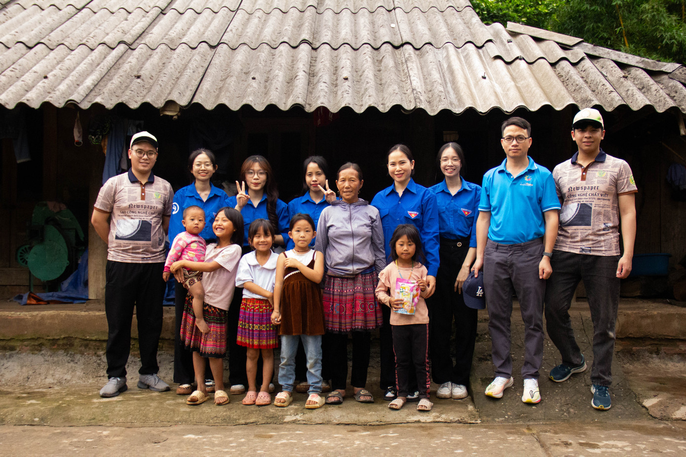 Đội Sinh viên Tình nguyện Đồng hương Hải Dương tới thăm các hộ gia đình có hoàn cảnh khó khăn. Đội Sinh viên Tình nguyện Đồng hương Hải Dương tới thăm các hộ gia đình có hoàn cảnh khó khăn.