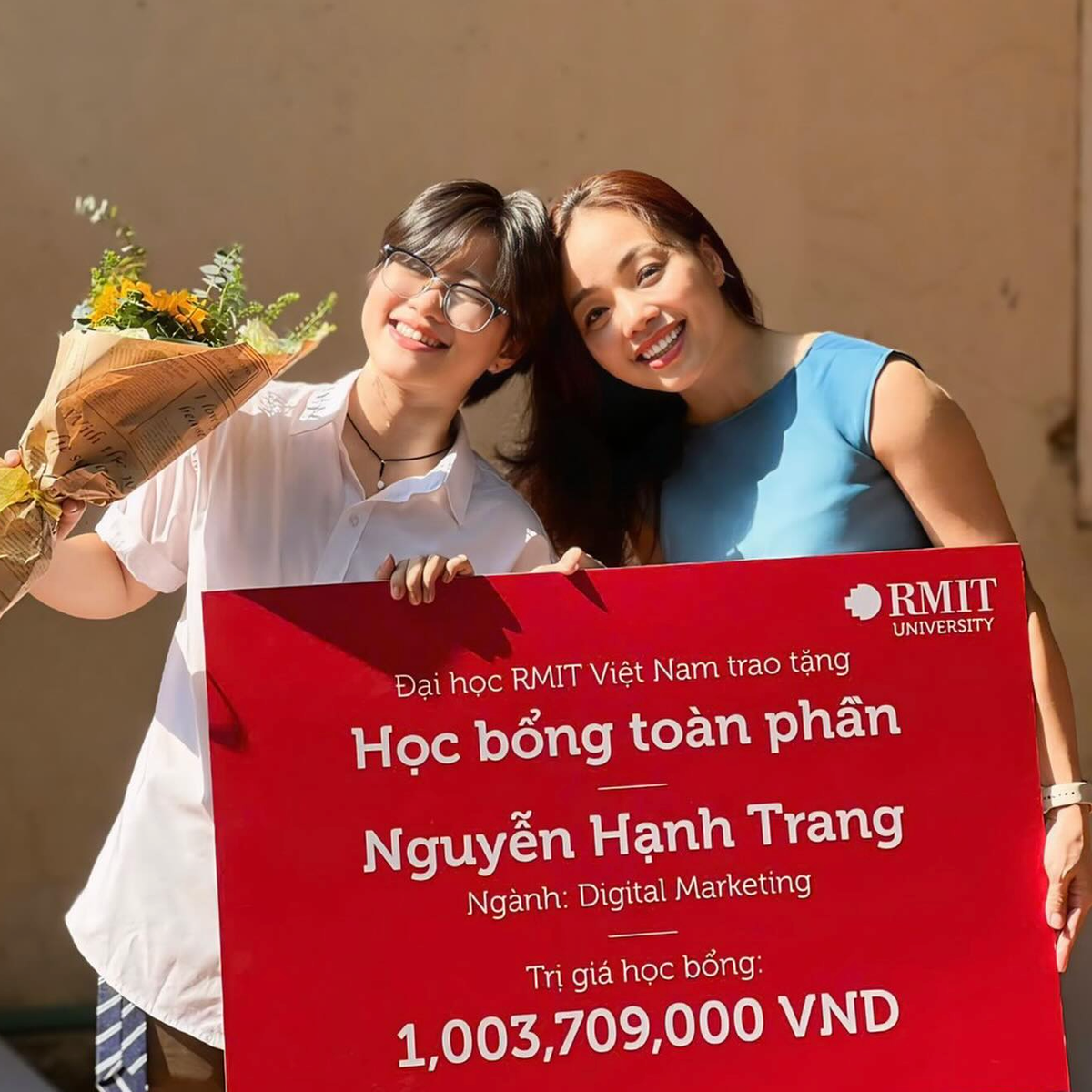 Hạnh Trang và mẹ nhận học bổng Hiệu trưởng RMIT 2024.
