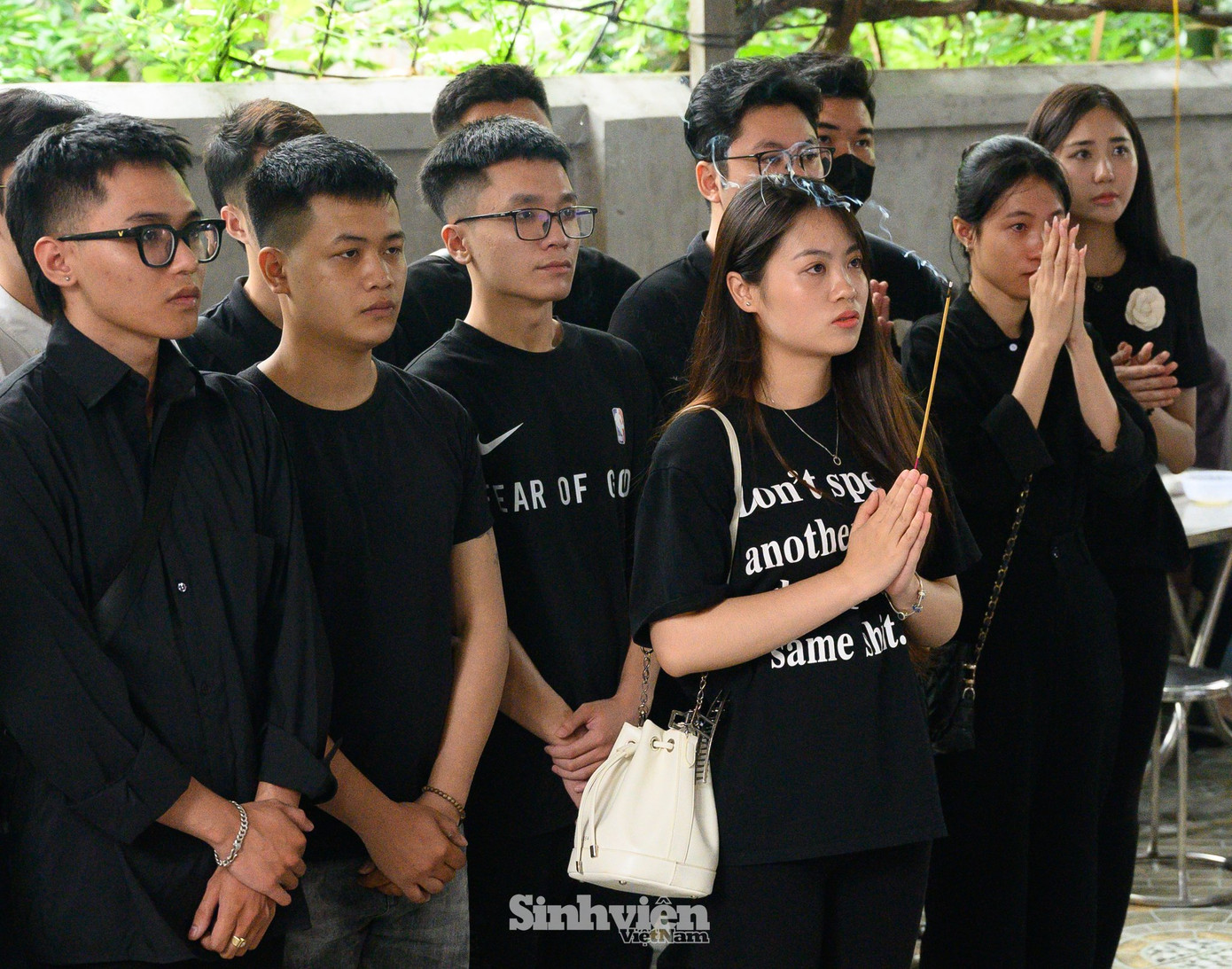 Tập thể lớp 520401B đến tiễn đưa bạn, chiều nay tập thể lớp sẽ cùng gia đình tiễn người bạn về nơi an nghỉ cuối cùng.