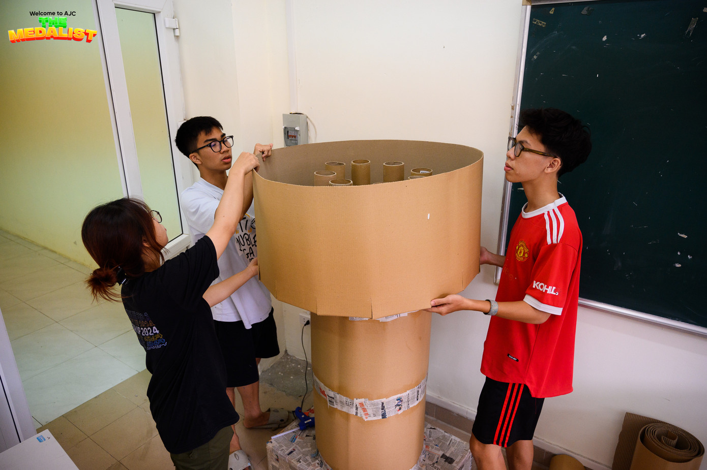 Biến hóa những nguyên liệu, vật dụng quen thuộc bằng ý tưởng độc đáo, BTC đã tạo ra món quà rực rỡ sắc màu, sẵn sàng chinh phục “mọi bộ nhớ” của tân sinh viên.