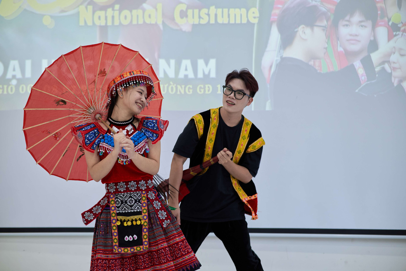 Sinh viên lớp QTDL 17-01 trình diễn thời trang dân tộc trong sự kiện “Hương sắc Việt Nam”. Sinh viên lớp QTDL 17-01 trình diễn thời trang dân tộc trong sự kiện “Hương sắc Việt Nam”.
