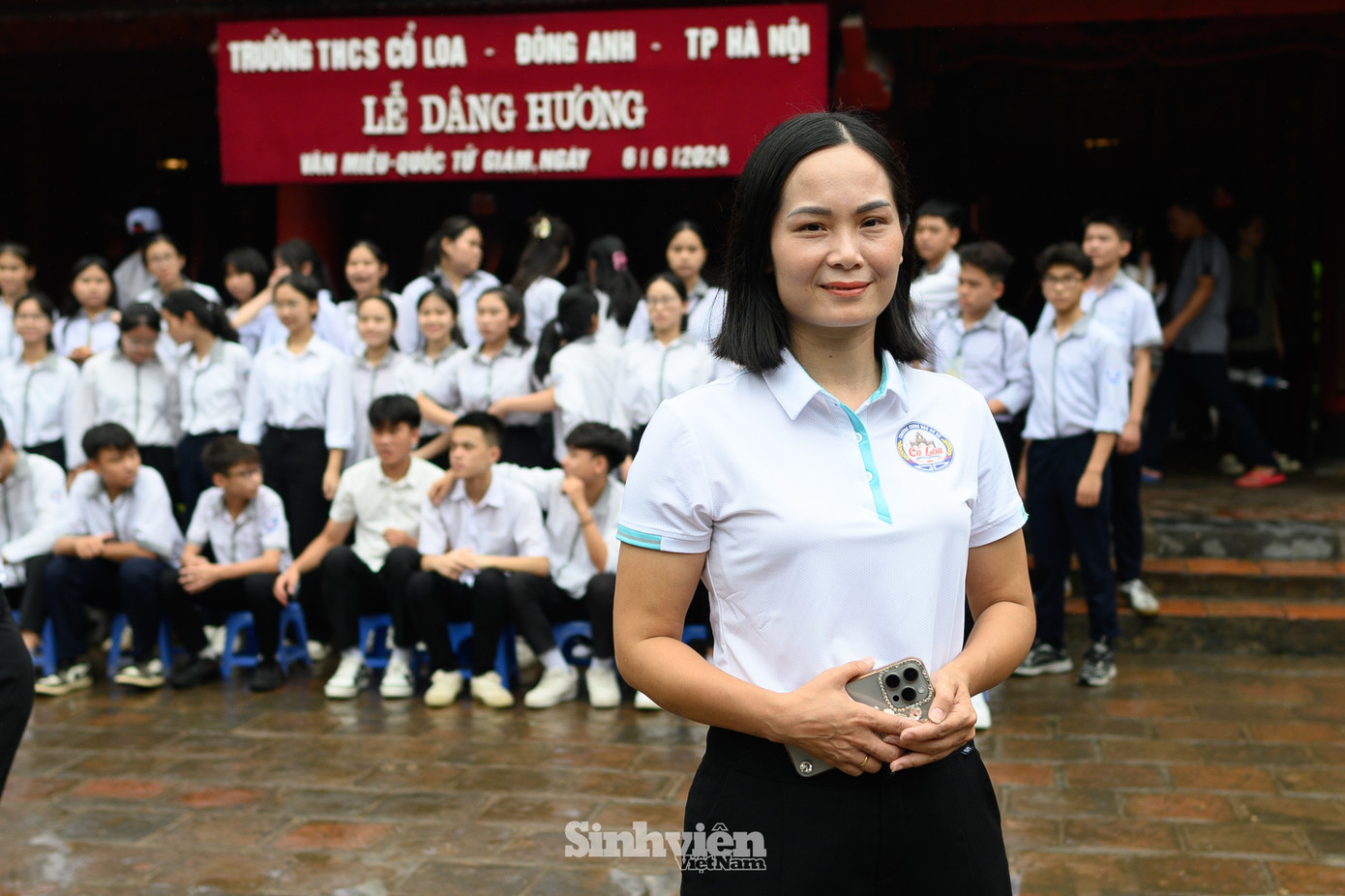 Cô Trần Thị Quyên - Phó Hiệu trưởng trường THCS Cổ Loa chia sẻ: "Trước kỳ thi, nhà trường thường đưa các em đến Văn Miếu dâng hương, một phần là để các em có tâm lý thoải mái, vui vẻ, sẵn sàng đón nhận kỳ thi sắp tới. Chúc tất cả các thí sinh bình tĩnh, tự tin, hoàn thành tốt nhất bài thi của mình, đặt chân được đến ngôi trường THPT mà các em mơ ước."