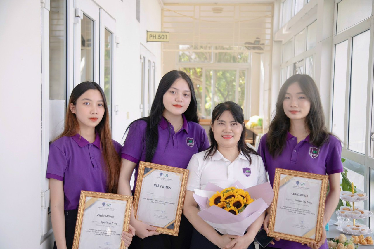 Thắm và các bạn thân đại học chụp cùng cố vấn học tập.