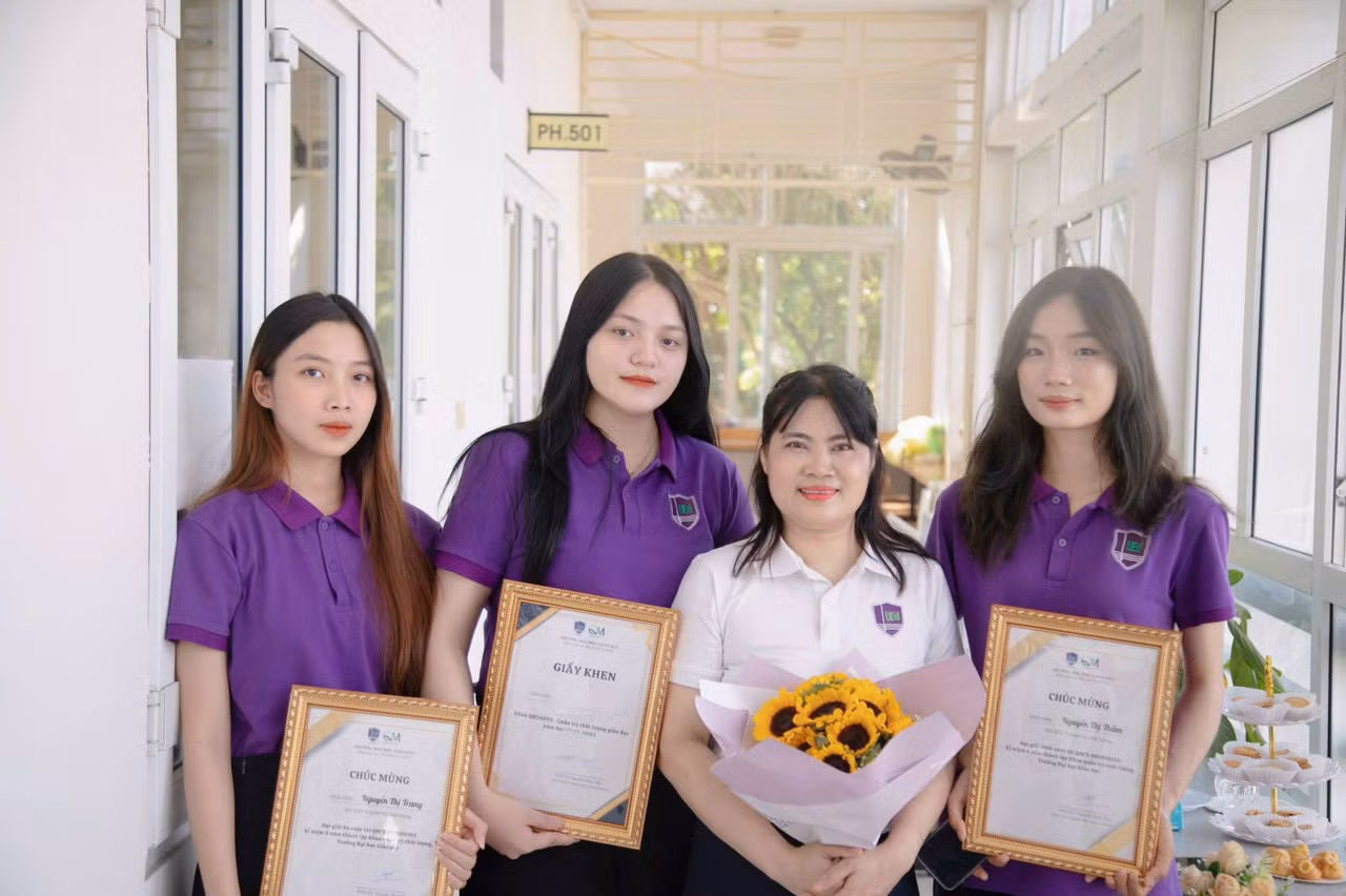 Thắm và các bạn thân đại học chụp cùng cố vấn học tập. Thắm và các bạn thân đại học chụp cùng cố vấn học tập.