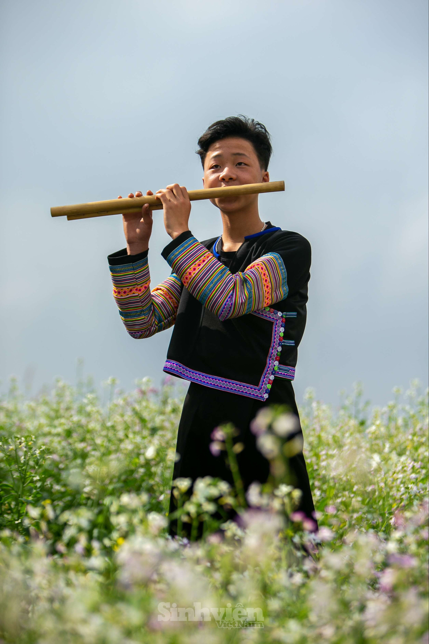 Em Vàng A Tu, học sinh lớp học “bà Liên” thổi hồn cùng cây sáo mèo truyền thống.”