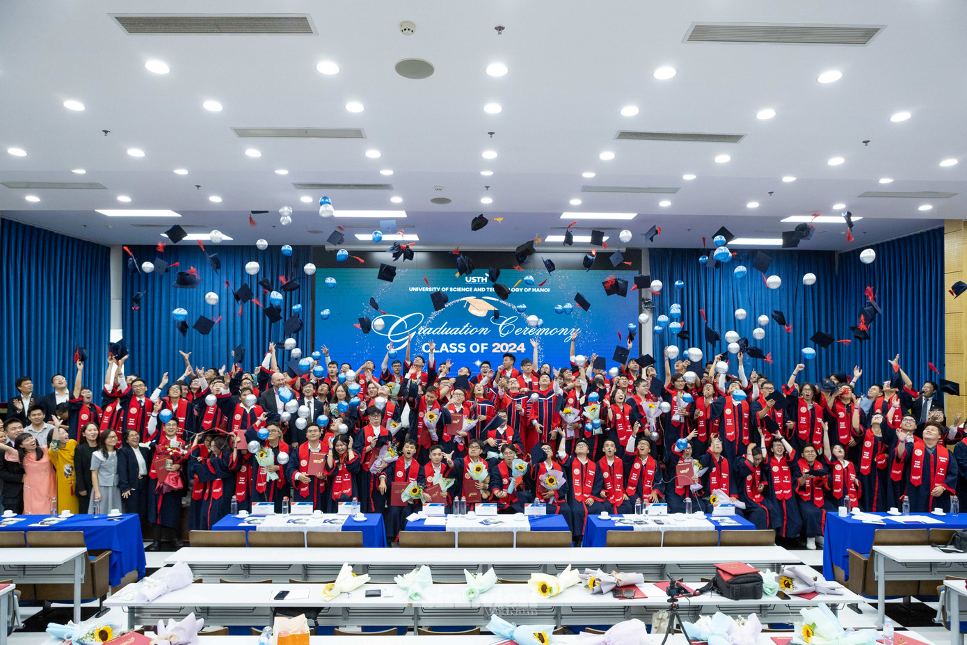 Những chiếc mũ cử nhân tung bay đại diện cho những ước mơ, hoài bão bay cao, bay xa, vươn tầm quốc tế.