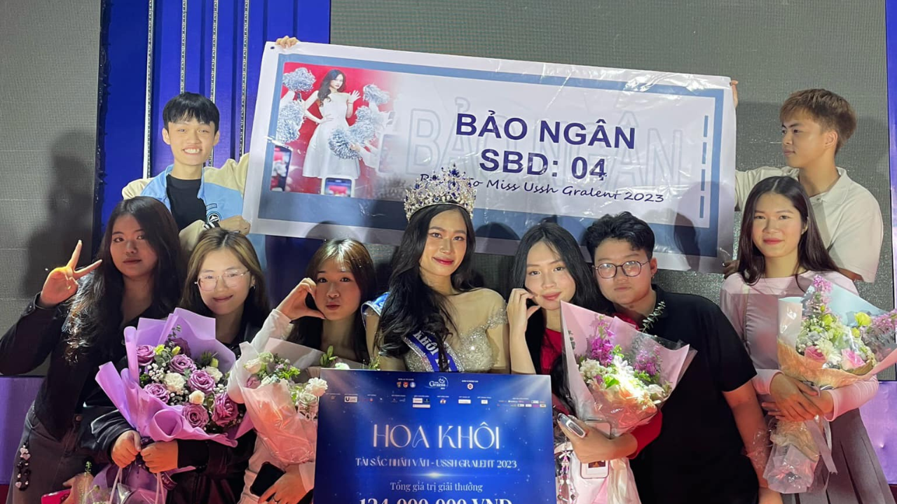 Bạn bè đến cổ Ngân tại đêm chung kết Tài sắc Nhân Văn 2023. Bạn bè đến cổ Ngân tại đêm chung kết Tài sắc Nhân Văn 2023.