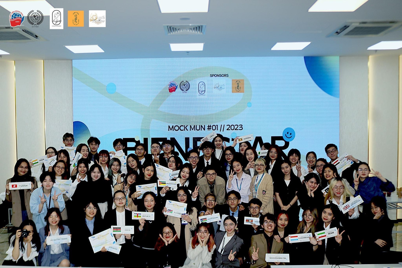 Diệu Anh cùng các bạn sinh viên tham gia tổ chức sự kiện MOCK MUN của CLB DAV MUN 2023.