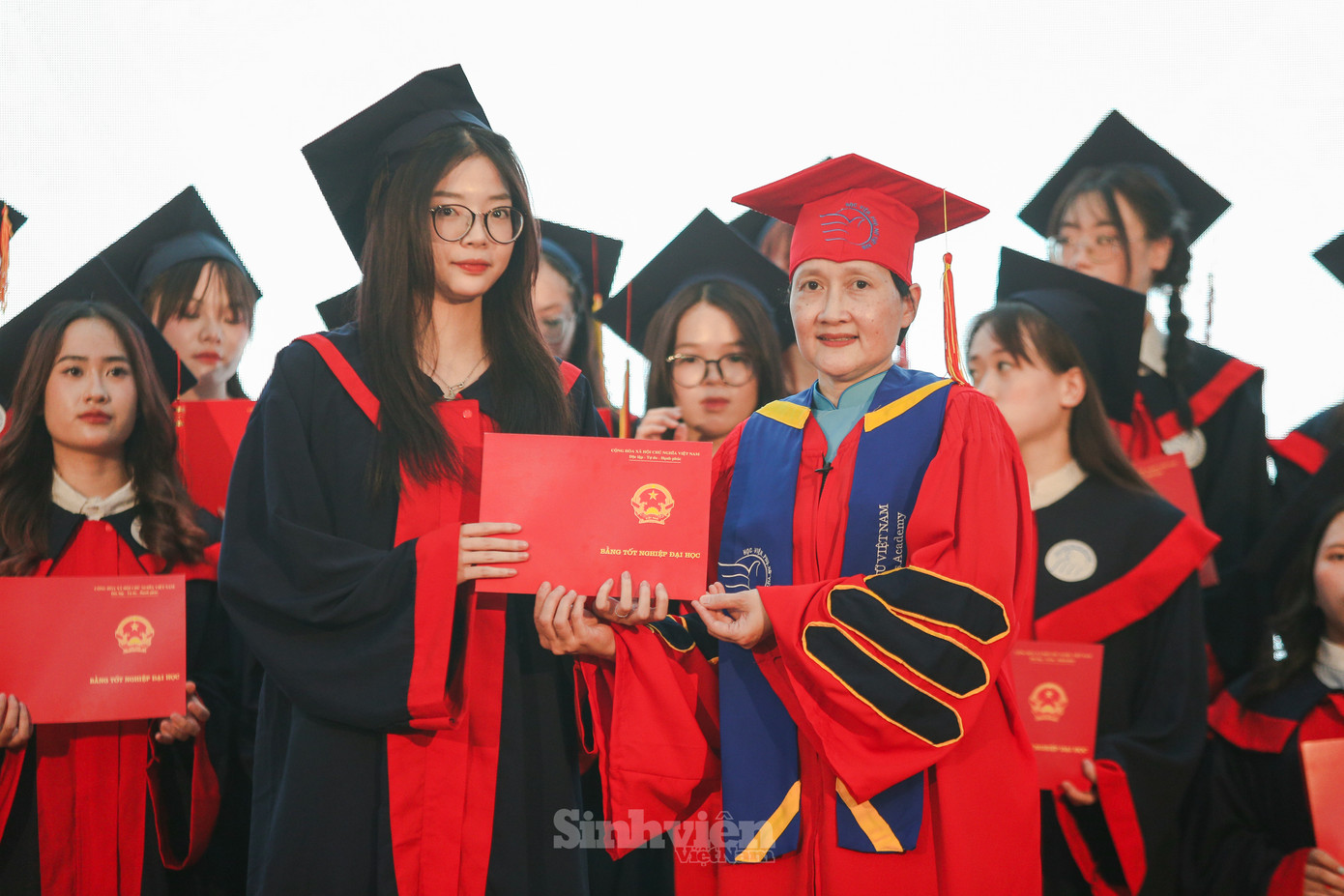 ThS. Hà Thị Thanh Vân – Phó Giám đốc Học viện trao bằng tốt nghiệp cho các tân cử nhân.