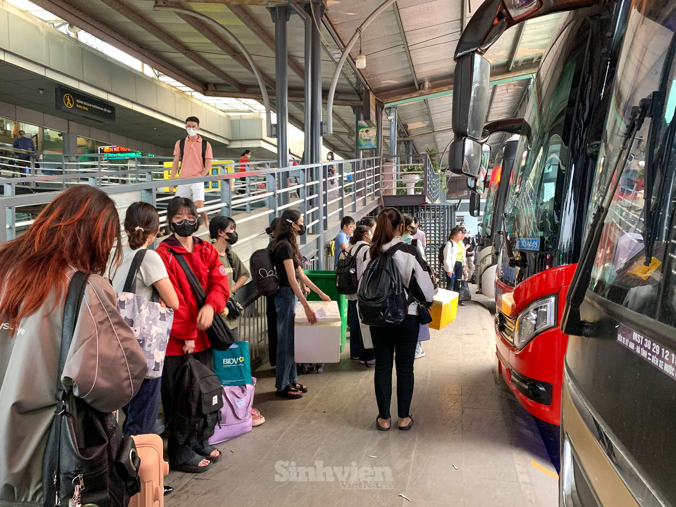 Tại bến xe Nước Ngầm cũng ghi nhận tình trạng tương tự, không quá đông. Tại bến xe Nước Ngầm cũng ghi nhận tình trạng tương tự, không quá đông.