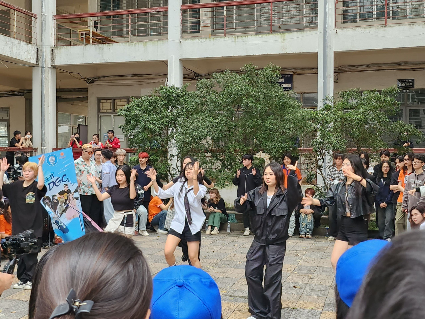 Các gian hàng đều có những hoạt động thú vị để thu hút sự quan tâm tới từ thí sinh. (Ảnh: Hiếu Nguyễn)