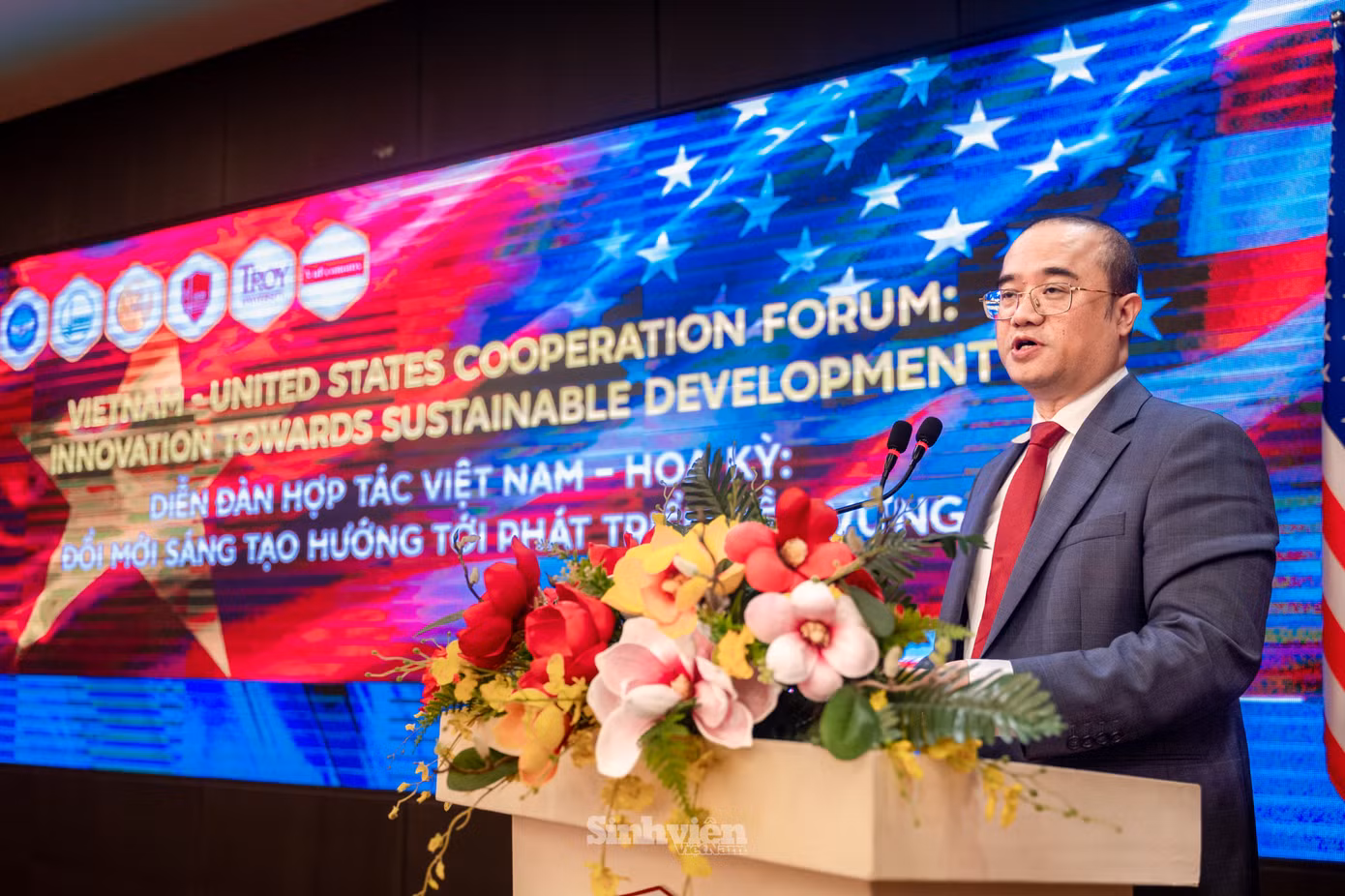 PGS. TS Nguyễn Trúc Lê - Bí thư Đảng uỷ, Chủ tịch Hội đồng trường UEB chia sẻ: "VNU-UEB là đơn vị tiên phong trong việc phát triển các chương trình đào tạo chất lượng cao hợp tác với các trường đại học danh tiếng của Hoa Kỳ."