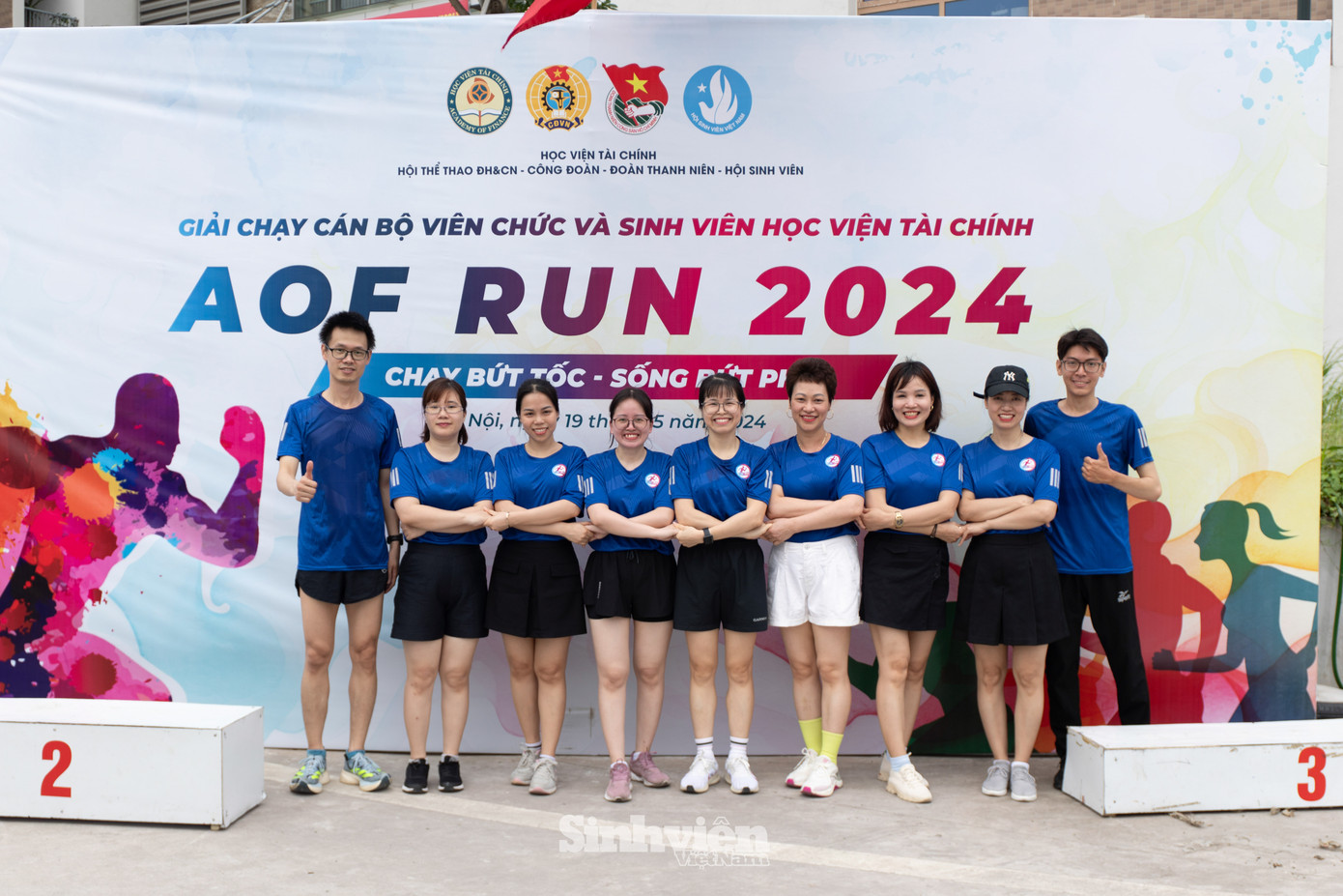 Cán bộ giảng viên nhà trường hoàn thành giải chạy trong không khí vui tươi, phấn khởi.