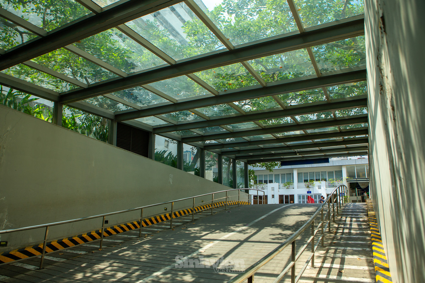 Lối xuống hầm gửi xe với thiết kế mái kính, tận dụng ánh sáng tự nhiên. Lối xuống hầm gửi xe với thiết kế mái kính, tận dụng ánh sáng tự nhiên.