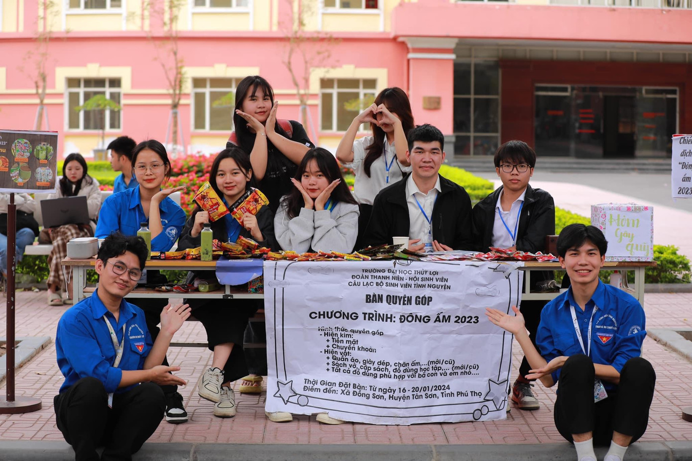 “Đông Ấm 2023”, hoạt động thường niên được đề ra trong công tác hoạt động của Câu lạc bộ Sinh viên Tình nguyện Trường Đại học Thủy lợi. “Đông Ấm 2023”, hoạt động thường niên được đề ra trong công tác hoạt động của Câu lạc bộ Sinh viên Tình nguyện Trường Đại học Thủy lợi.