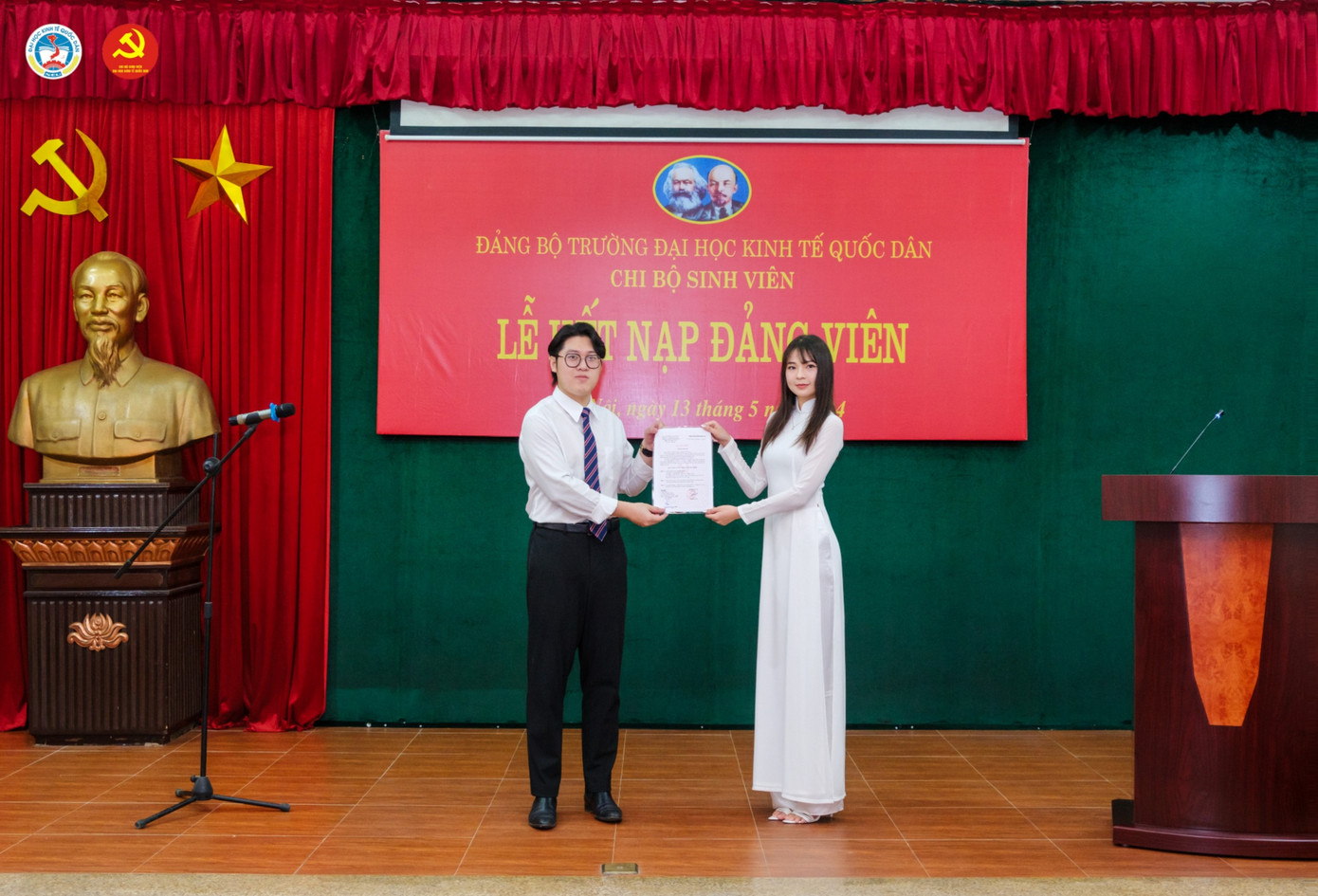 Bí thư Chi bộ trao quyết định kết nạp Đảng viên cho quần chúng ưu tú.