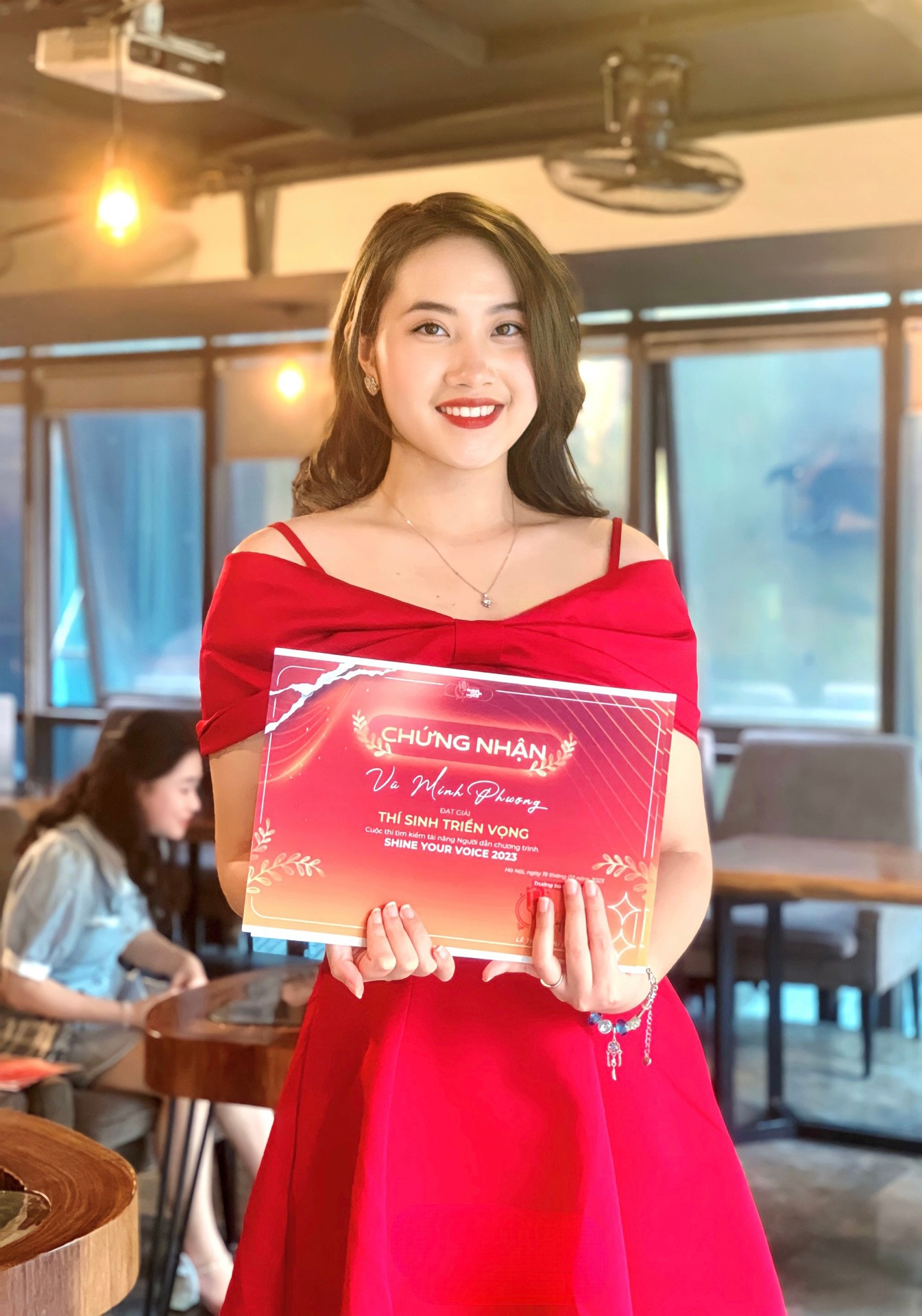 Minh Phương đạt giải MC Triển vọng cuộc thi Shine Your Voice 2023.