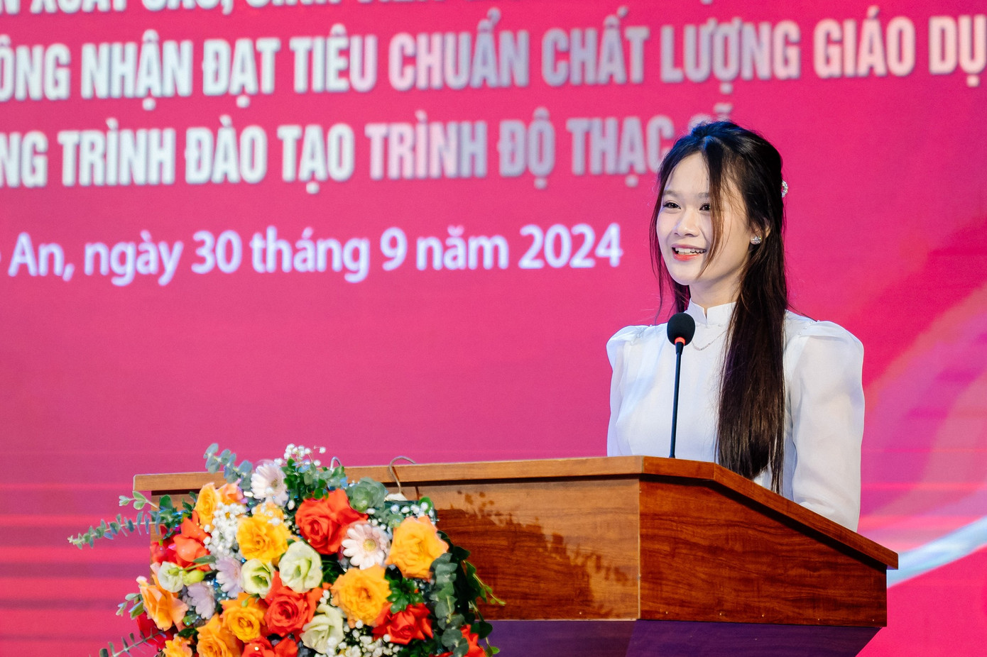 Bạn Lê Thị Ái Linh - sinh viên ngành Sư phạm Ngữ văn, đại diện cho 4500 sinh viên khóa 65 có đôi lời chia sẻ. Bạn Lê Thị Ái Linh - sinh viên ngành Sư phạm Ngữ văn, đại diện cho 4500 sinh viên khóa 65 có đôi lời chia sẻ.
