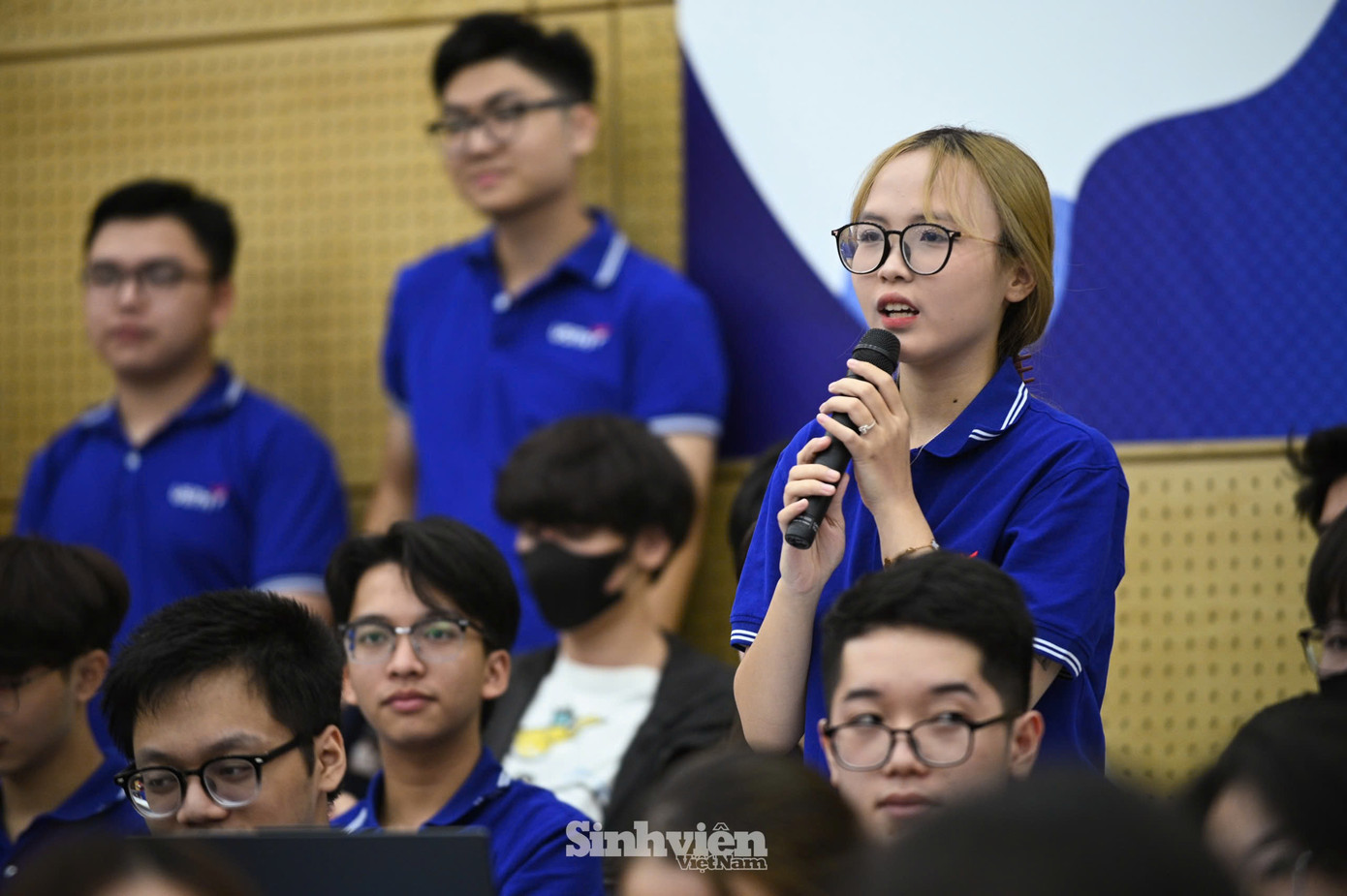 Sinh viên USTH hào hứng trao đổi cùng các diễn giả. Sinh viên USTH hào hứng trao đổi cùng các diễn giả.