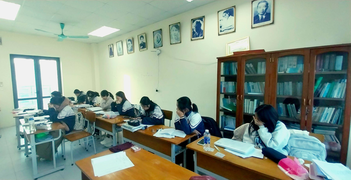 Khánh Giang học tập tại phòng tập huấn của đội tuyển Ngữ văn trường THPT Chuyên Biên Hòa, tỉnh Hà Nam.