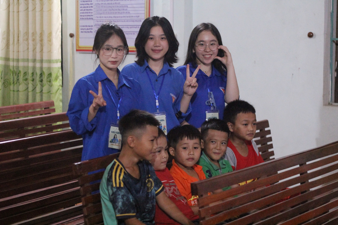 Nguyễn Thị Trà My (áo xanh, chính giữa) nhiệt huyết hỗ trợ các em trong quá trình tổ chức sinh hoạt hè tại Thôn 2. Nguyễn Thị Trà My (áo xanh, chính giữa) nhiệt huyết hỗ trợ các em trong quá trình tổ chức sinh hoạt hè tại Thôn 2.