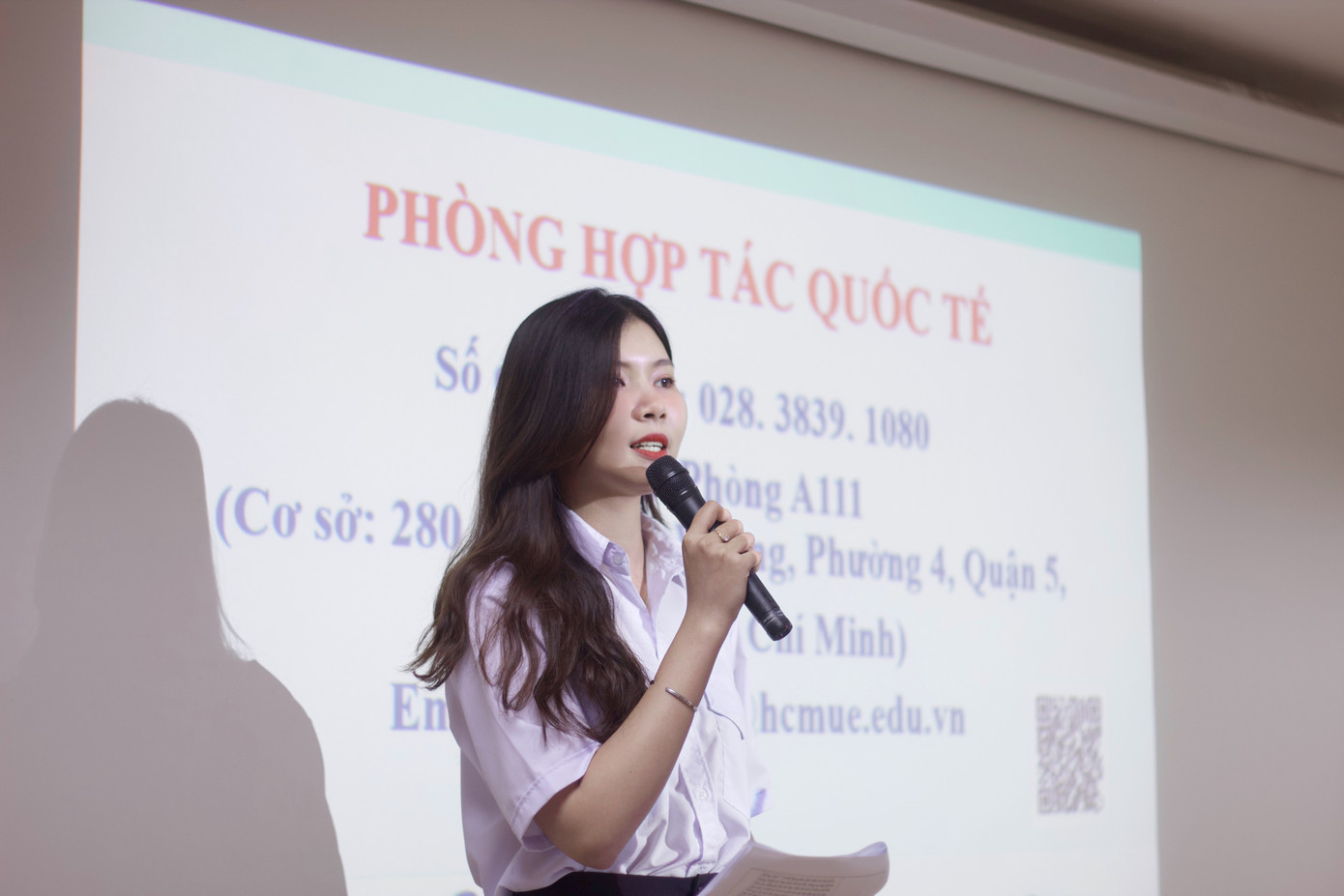 Vân Anh kiếm thêm thu nhập trang trải việc học từ các công việc như: Gia sư, lễ tân, mẫu ảnh, MC… Vân Anh kiếm thêm thu nhập trang trải việc học từ các công việc như: Gia sư, lễ tân, mẫu ảnh, MC…